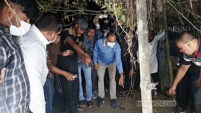 শহরের সজবরখিলা এলাকার একটি বাড়ির উঠান থেকে সুমনের মাটিচাপা দেওয়া লাশ উদ্ধার করা হয়। 