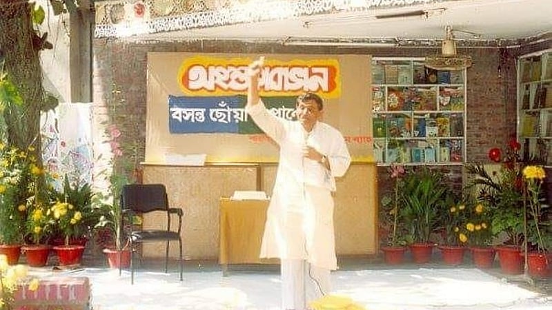 আগের বিশ্বসাহিত্য কেন্দ্রে বক্তব্য দিচ্ছেন আবদুল্লাহ আবু সায়ীদ, ছবি: মেসবাহ সুমন।
