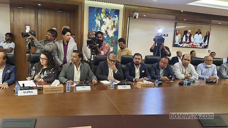 বিডার সম্মেলন কক্ষে রোববার অর্থনৈতিক সংকট উত্তরণে ব্যবসায়ী নেতাদের সঙ্গে পরামর্শসভা করেন প্রধানমন্ত্রীর বেসরকারি শিল্প ও বিনিয়োগ বিষয়ক উপদেষ্টা সালমান এফ রহমান। 