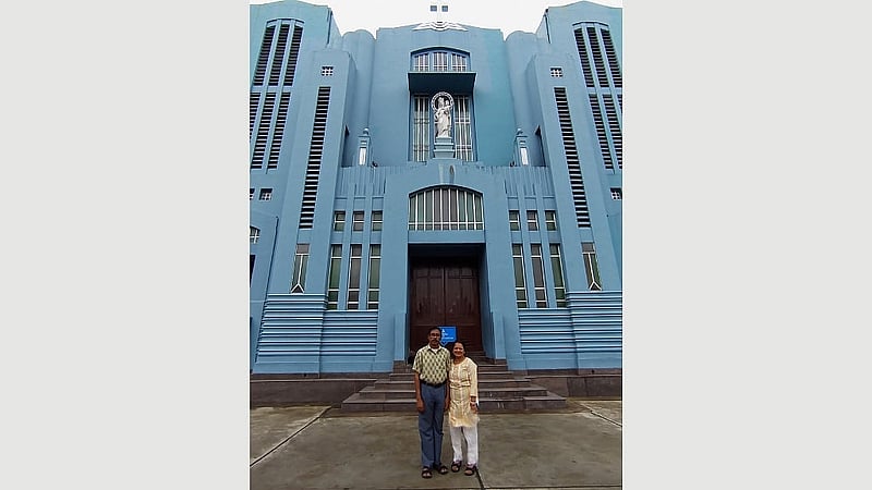 নীল রঙের গির্জা আর রঙিন কাচের জানালায় যিশুর জীবনের নানা চিত্র খোদাই করা, ছবি: লেখক।