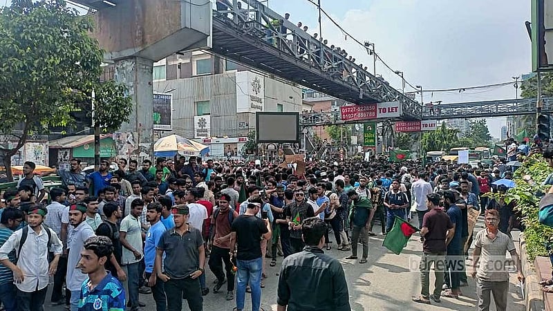 সায়েন্স ল্যাবরেটরি মোড়ে ঢাকা কলেজের শিক্ষার্থীদের অবস্থান। ছবি: রাসেল সরকার