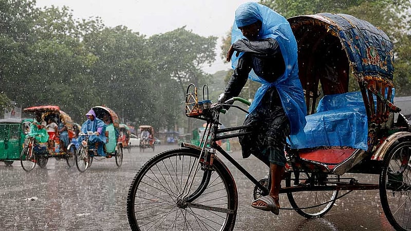 বৃষ্টিস্নাত ঢাকা। ছবি রয়টার্স
