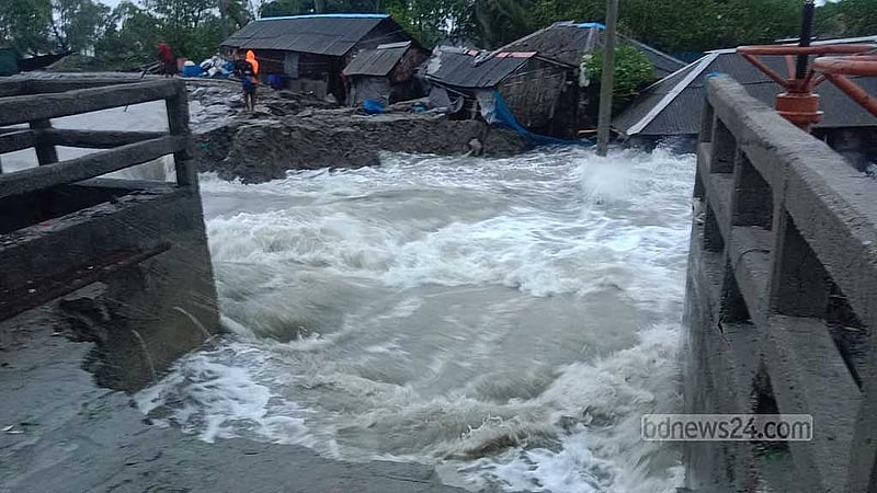 খুলনায় বাঁধ ভেঙে প্লাবিত হয়েছে বিস্তীর্ণ অঞ্চল।