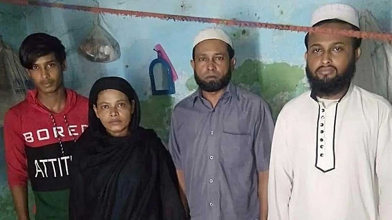 রোহিঙ্গা যুবক নুরুল আমিনের ভাই কাইরুল (সবার বাঁয়ে) ও অন্যরা, যাদের ভারত থেকে সাগরপথে পাঠানো হয় মিয়ানমারে। ছবি: বিবিসি।