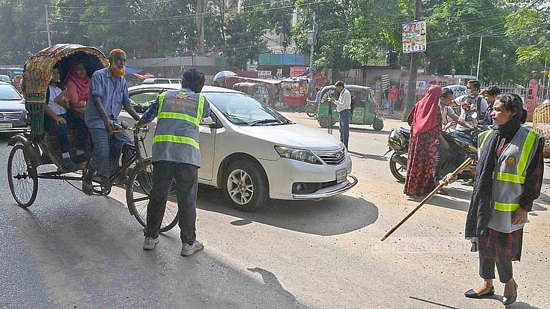 দিনে চার ঘণ্টা কাজ করে ৫০০ টাকা করে সম্মানী দেওয়া হবে সড়কে কাজ করা শিক্ষার্থীদের। 