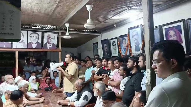 রোববার গোপালগঞ্জ জেলা আওয়ামী লীগের কার্যালয়ে বৈঠকে কর্মীদেরকে দিক নির্দেশনা দেন দলের জেলা শাখার নেতারা।