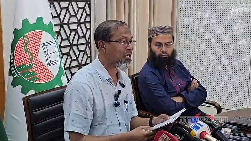 উপাচার্যের কার্যালয়ের হল রুমে সংবাদ সম্মেলন করেন ডুয়েট শিক্ষকদের একটি অংশ।