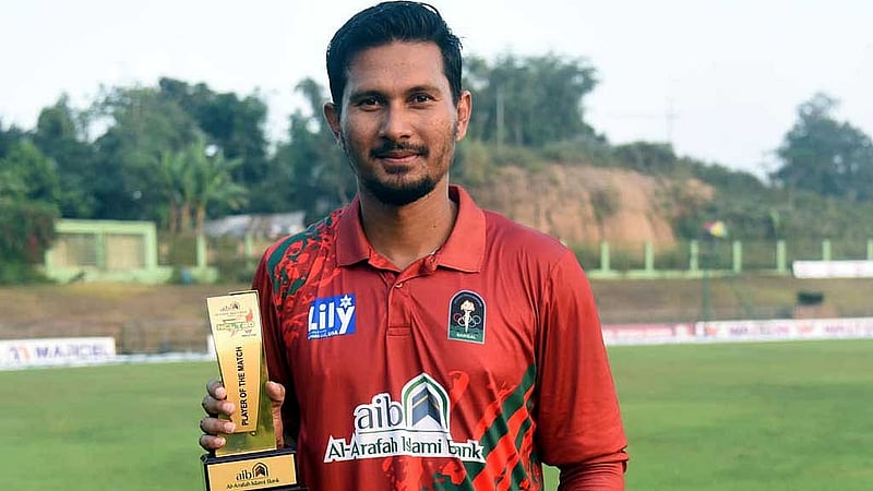 ম্যাচ-সেরার পুরস্কার হাতে ফজলে মাহমুদ