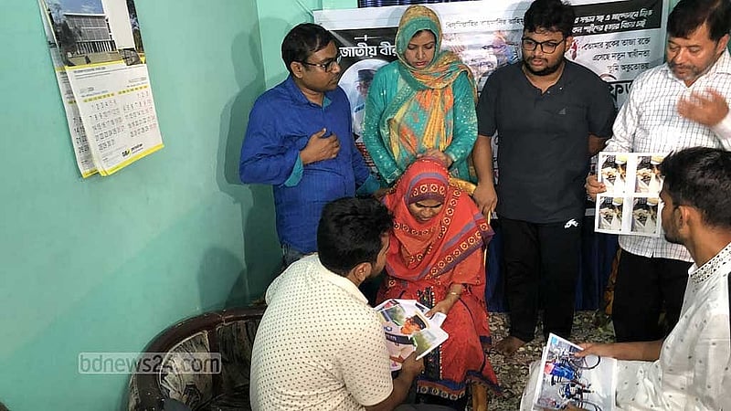কোটা সংস্কার আন্দোলনের সময় নিহত গোলাম নাফিজের মহাখালীর বাসায় গেলে সোমবার রাতে দুই উপদেষ্টা নাহিদ ইসলাম ও আসিফ মাহমুদ সজীব ভূঁইয়ার কাছে ছেলের ছবি দেখিয়ে বেদনার কথা তুলে ধরেন নাফিজের মা নাজমা আক্তার নাসিমা।