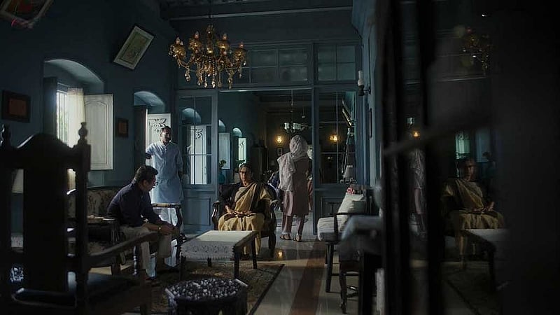 ওয়েব সিরিজ 'গুলমোহরের’ দৃশ্য। ছবি: চরকির সৌজন্যে।