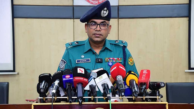 ঢাকায় ডিএমপি মিডিয়া সেন্টারে শুক্রবার সংবাদ সম্মেলনে আসেন ডিএমপির গণমাধ্যম ও জনসংযোগ বিভাগের উপকমিশনার মুহাম্মদ তালেবুর রহমান।