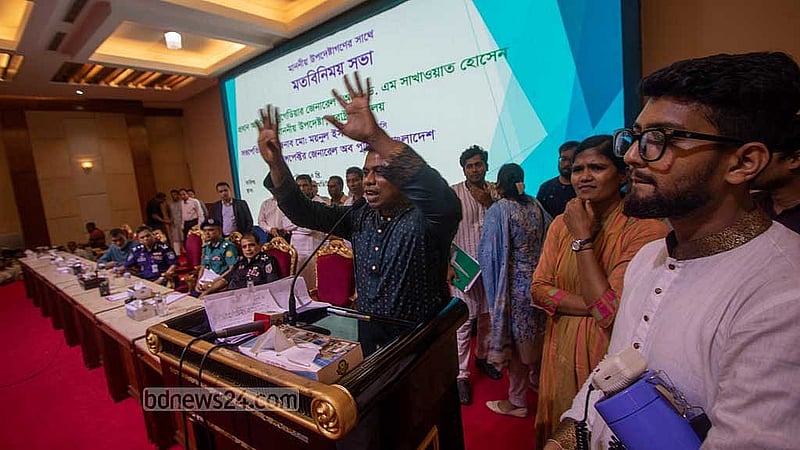 রাজারবাগ পুলিশ লাইনসে অবস্থান নেওয়া কয়েক হাজার পুলিশ সদস্য জীবনের নিরাপত্তা চেয়ে কাজে যোগ দিচ্ছেন না। তবে সরকারের তরফে তাদেরকে বৃহস্পতিবারের মধ্যে কাজে যোগ দিতে সময় বেঁধে দেওয়া হয়েছে।