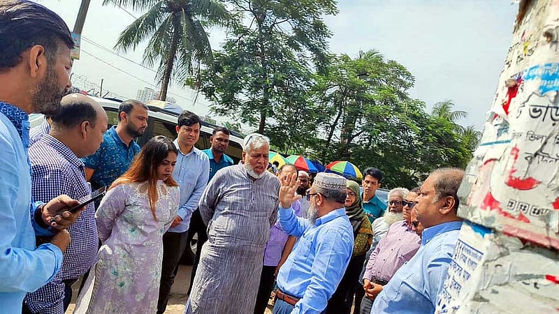 মানিকনগরে বিদ্যুৎস্পৃষ্টের ঘটনাস্থল পরিদর্শন করেন বিদ্যুৎ, জ্বালানি ও খনিজ সম্পদ উপদেষ্টা মুহাম্মদ ফাওজুল কবির খান। ছবি: পিআইডি