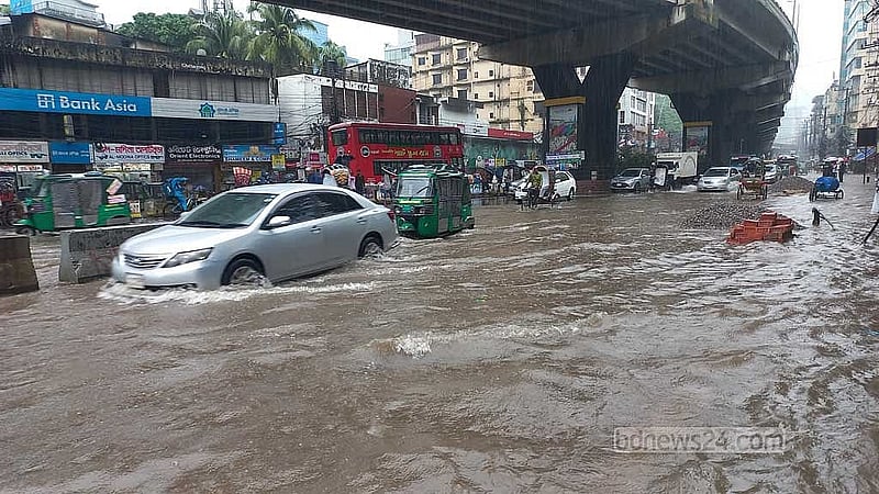 নগরীর ব্যস্ততম জিইসি মোড় এলাকায় বুধবার সকালের ভারি বৃষ্টিতে জলাবদ্ধতার সৃষ্টি হয়।