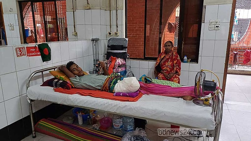 ৫ অগাস্ট গাজীপুরে পুলিশের গুলিতে আহত হয় রেস্তোরাঁকর্মী মো. মোরসালিন মিয়া। তার ডান পা কেটে ফেলতে হয়েছে। 