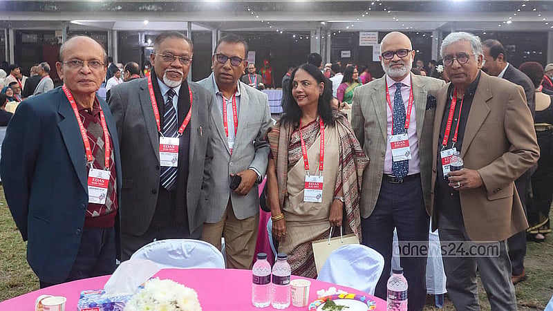 ঢাকা বিশ্ববিদ্যালয়ের ইংরেজি বিভাগের সাবেক শিক্ষার্থীদের পুনর্মিলনীতে সহপাঠী আর বিভাগের প্রাক্তনীদের সঙ্গে সংগঠনের সাবেক সাধারণ সম্পাদক বিডিনিউজ টোয়েন্টিফোর ডটকমের প্রধান সম্পাদক তৌফিক ইমরোজ খালিদী।