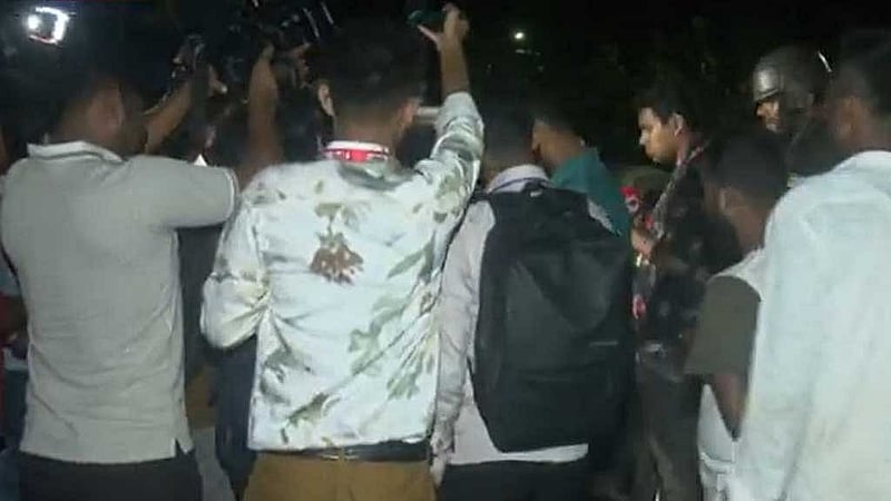 ঢাকার মিরপুরে তাক করা ক্যামেরার সামনে তল্লাশি। 