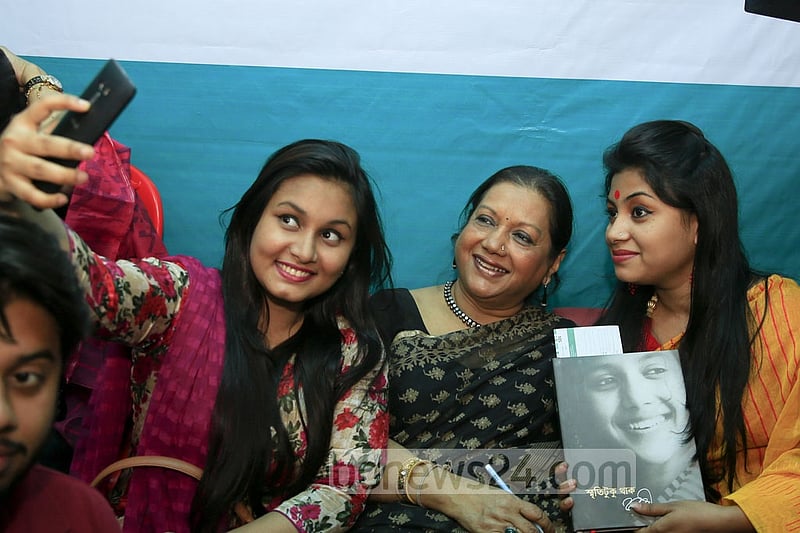 ২০১৭ সালের একুশে বইমেলায় আত্মজৈবনিক রচনা ‘স্মৃতিটুকু থাক’ প্রকাশের পর বিপিএলের স্টলে অভিনেত্রী কবরী সেলফিবন্দি হচ্ছেন ভক্তদের সঙ্গে।