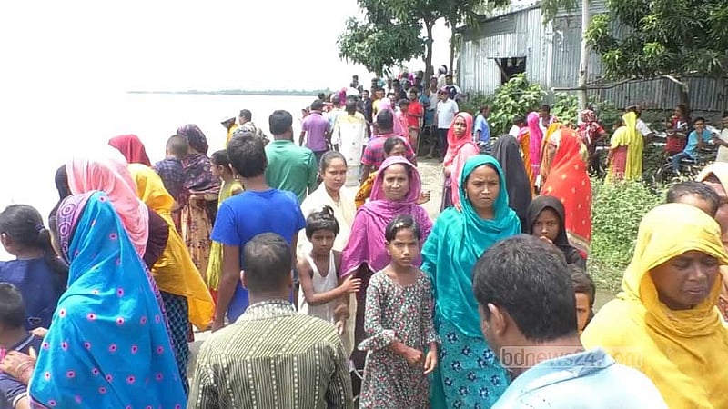 তিস্তা নদীর তীরে স্বজনের ভিড়। 