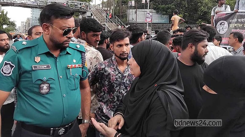 নিহত আদিলের মা শারমীন জাহানের সঙ্গে কথা বলেন ওসি মাহফুজুল।