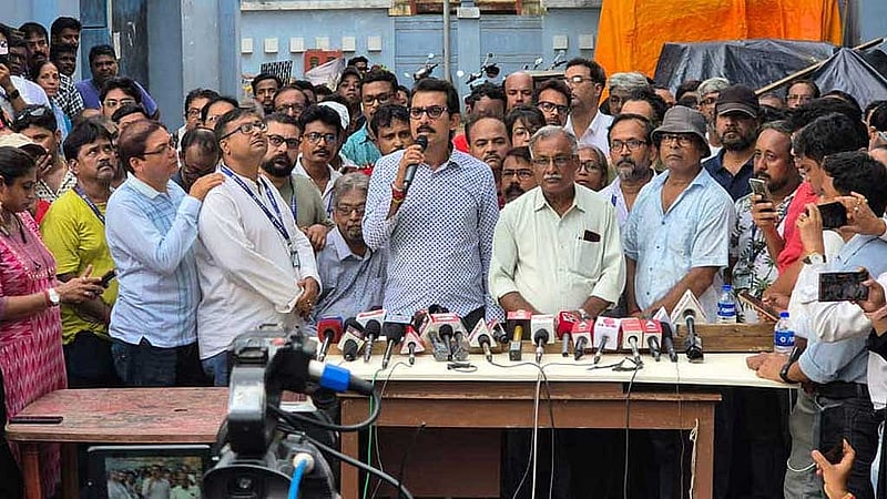 টেকনিশিয়ান ফেডারেশনের ডাকা সংবাদ সম্মেলনে বক্তব্য রাখছেন সভাপতি স্বরূপ বিশ্বাস।