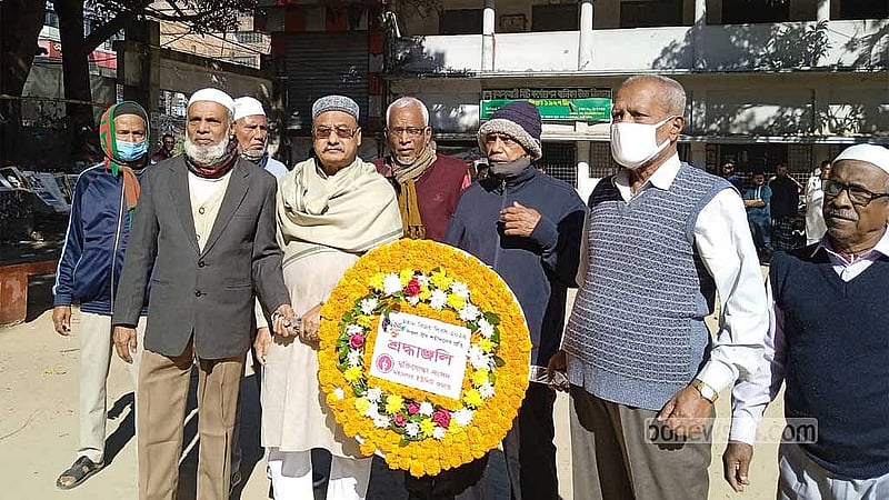 বিজয় দিবসের সকালে মিউনিসিপ্যাল মডেল হাই স্কুল মাঠের অস্থায়ী শহীদ মিনারে শ্রদ্ধা জানাতে আসেন মুক্তিযোদ্ধা সংসদ চট্টগ্রাম মহানগর কমান্ডের নেতৃবৃন্দ।