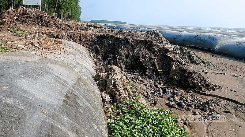 ভাঙনে কক্সবাজারের মেরিন ড্রাইভ সড়কের হিমছড়ি পয়েন্টের এই চিত্র হয়েছে। 
