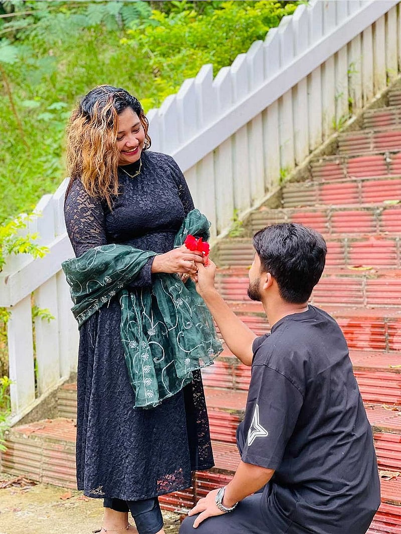 চট্টগ্রামের আলোচিত সন্ত্রাসী সাজ্জাদ হোসেন ওরফে ছোট সাজ্জাদ এবং তার স্ত্রী শারিমন আক্তার তামান্না। ছবি: তামান্নার ফেইসবুক পেইজ থেকে