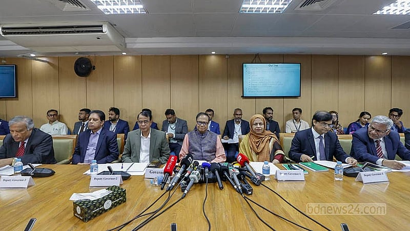 রাজধানীর মতিঝিলে বাংলাদেশ ব্যাংক মিলনায়তনে বৃহস্পতিবার নতুন অর্থবছরের প্রথমার্ধের জন্য মুদ্রানীতি ঘোষণা করেন গভর্নর আহসান এইচ মনসুর।