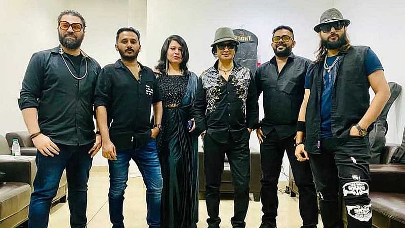'ভয়েস অফ মাইলস' ব্যান্ডের সদস্যরা। ছবি: রাইসুল ইসলাম রিমনের সৌজন্যে। 