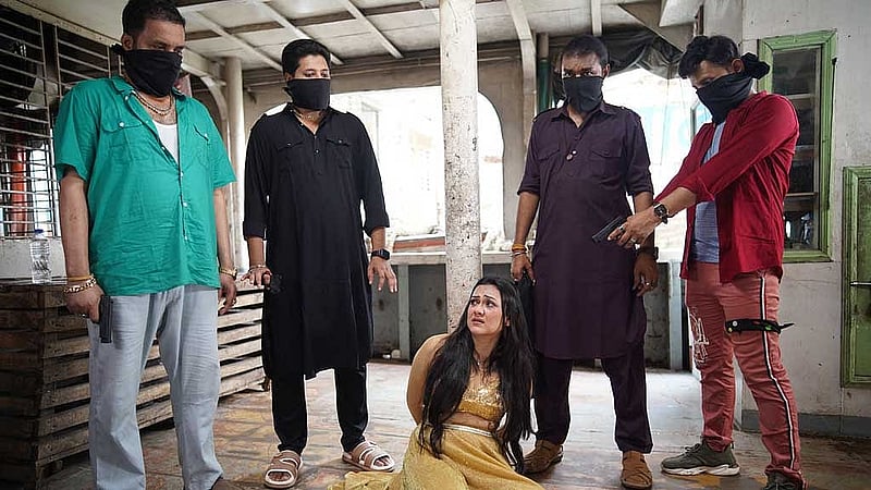 ‘মহল্লা' নাটকের দৃশ্য। ছবি: বৈশাখী টেলিভিশনের সৌজন্যে।