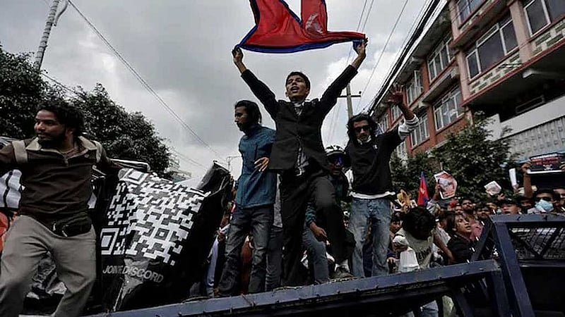 নেপালের আন্দোলন শুরু হয় সোশাল মিডিয়ার ওপর নিষেধাজ্ঞা জারির প্রতিবাদে। 