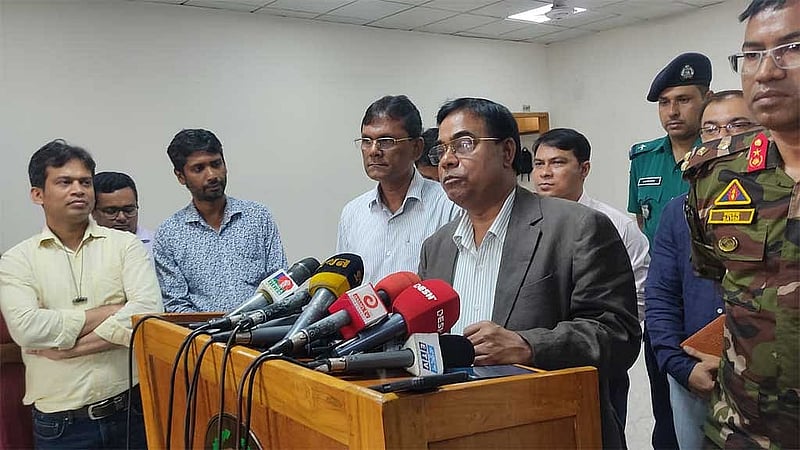 বুধবার রাজধানীর আগারগাঁওয়ে নির্বাচন ভবনে নির্বাচন কমিশন সচিব মো. জাহাংগীর আলম ভোটার উপস্থিতি নিয়ে কথা বলেন। 