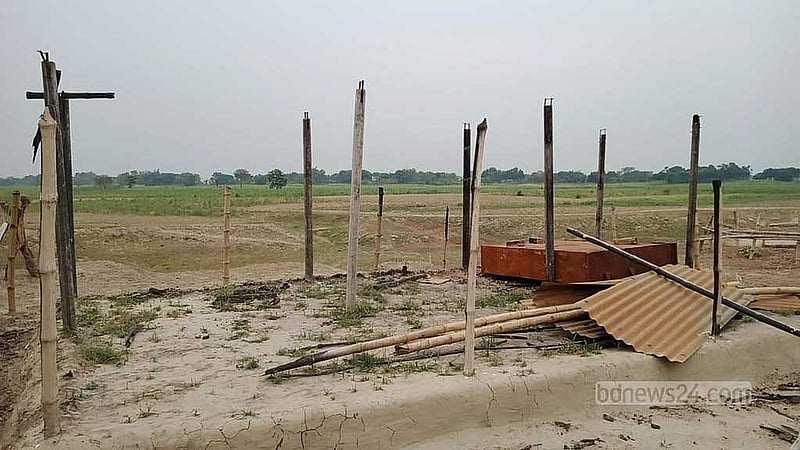 রসূলপুর চরের সরকারি আশ্রয়ণ প্রকল্পের পাশে স্কুলের পোড়া ভিটা। 