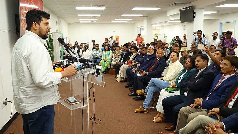 নিউ ইয়র্ক কনস্যুলেটের মতবিনিময় সভায় মাহফুজ আলম।