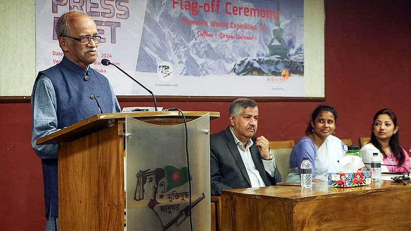 সংবাদ সম্মেলনে মফিদুল হক।