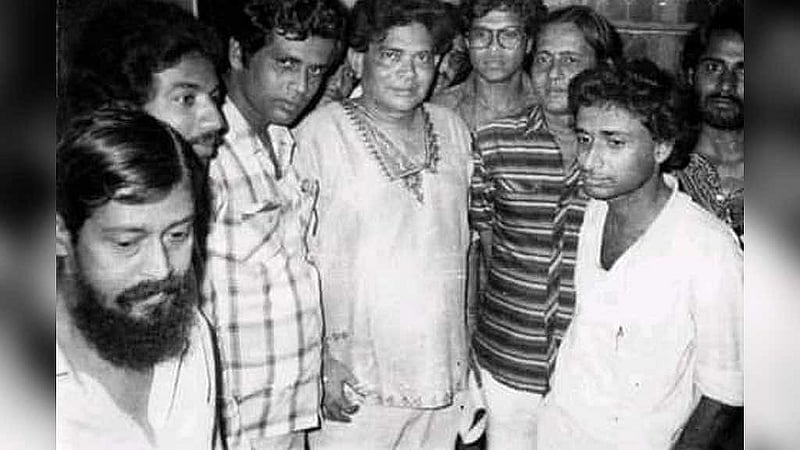 ১৯৮৫ সালে নারায়ণগঞ্জের সম্মিলিত সাংস্কৃতিক জোটের সংবর্ধনা অনুষ্ঠানে কবি আবুল হাসান, শামসুর রাহমান, সুনীল গঙ্গোপাধ্যায়, শক্তি চট্টোপাধ্যায়, মোহাম্মদ রফিক, রফিক আজাদ, মহাদেব সাহা ও নির্মলেন্দু গুণের সঙ্গে হেলাল হাফিজ (সবার বাঁয়ে)