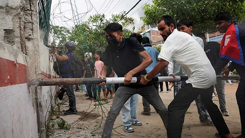 পার্লামেন্ট ভবনের বাইরের দেয়াল ভাঙছে বিক্ষুব্ধ জনতা