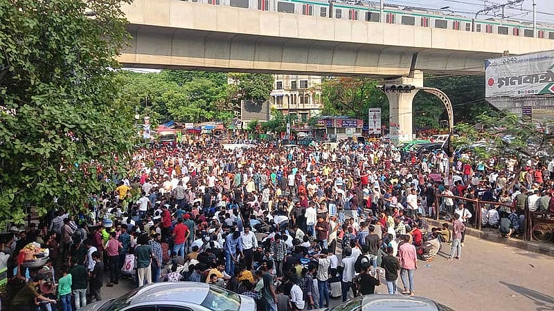 ঢাকা বিশ্ববিদ্যালয় ছাত্রদলের নেতা সাম্য হত্যার প্রতিবাদে রোববার শাহবাগ মোড়ে অবস্থান নেন সংগঠনের নেতাকর্মীরা।