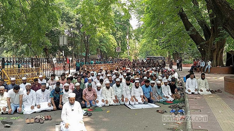 আওয়ামী লীগ নিষিদ্ধের দাবিতে রাত থেকে অবস্থান নিয়ে থাকা বিক্ষোভকারীদের একটি অংশ প্রধান উপদেষ্টার বাসভবন যমুনা সামনে জুমার নামাজ পড়েন। ছবি: প্রশান্ত মিত্র