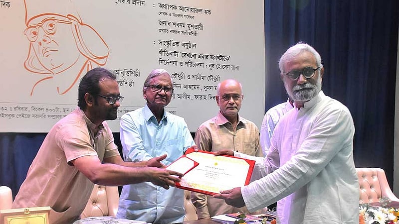 অধ্যাপক আনোয়ারুল হকের হাতে তুলে দেওয়া হয় এ বছরের বাংলা একাডেমির নজরুল পুরস্কার। 