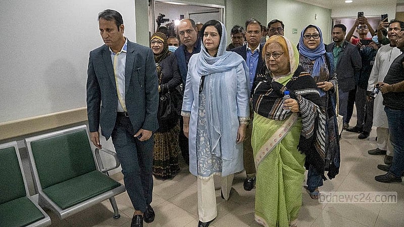 ৫ ডিসেম্বর ২০২৫: হাসপাতালে চিকিৎসাধীন বিএনপি চেয়ারপারসন খালেদা জিয়াকে দেখতে লন্ডন থেকে ঢাকায় নেমেই এভারকেয়ার হাসপাতালে যান পুত্রবধূ জুবাইদা রহমান।