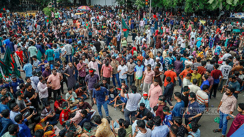 চার দাবিতে কাকরাইল মোড় অবরোধ করে আন্দোলন করেন জগন্নাথ বিশ্ববিদ্যালয়ের শিক্ষার্থীরা। ১৬ মে তোলা ছবি।