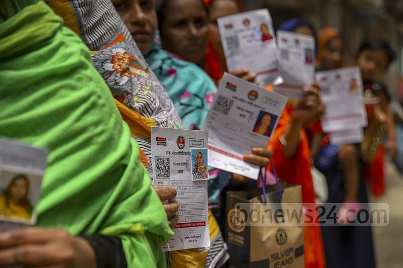 মূল্যস্ফীতির ধকল সামলাতে সরকার ফ্যামিলি কার্ডের মাধ্যমে এক কোটি পরিবারের কাছে সশ্রয়ী মূল্যে নিত্যপণ্য বিক্রি করছে।