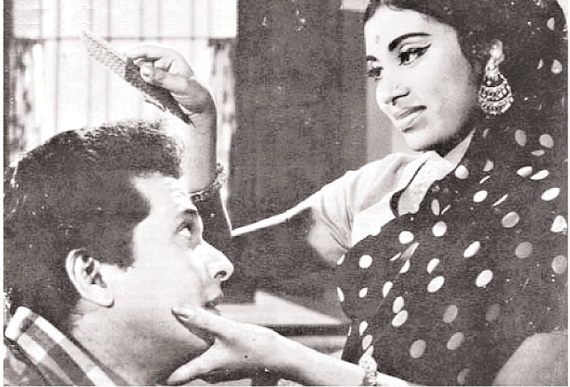 ‘জীবন থেকে নেয়া’ চলচ্চিত্রের একটি দৃশ্যে রাজ্জাক ও সুচন্দা। ছবি: ভিডিও থেকে