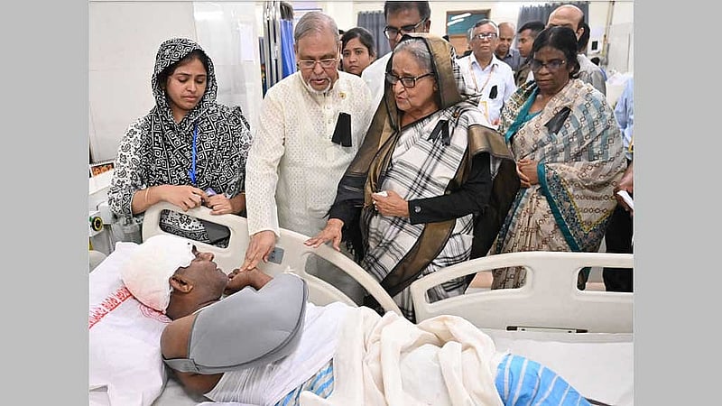 কোটা সংস্কার আন্দোলন ঘিরে সহিংসতায় আহত ব্যক্তিদের চিকিৎসার খোঁজ-খবর নেন প্রধানমন্ত্রী শেখ হাসিনা। মঙ্গলবার ঢাকার সোহরাওয়ার্দী মেডিকেল কলেজ হাসপাতালে। ছবি: পিআইডি