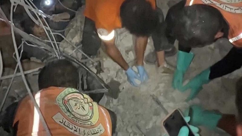 উদ্ধারকারীরা প্রায় খালি হাতে আবর্জনা সরিয়ে ধ্বংসস্তূপের মধ্যে আটকা পড়াদের বের করে নিয়ে আসার চেষ্টা করছেন। ছবি: রয়টার্স