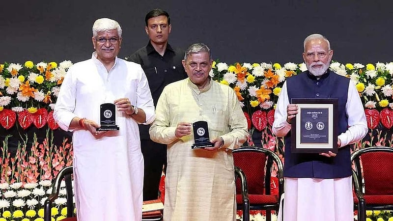 আরএসএসের শতবর্ষপূর্তি উপলক্ষ্যে চলতি সপ্তাহে বিশেষ স্মারক ডাকটিকেট ও মুদ্রা উন্মোচন করেন নরেন্দ্র মোদী।