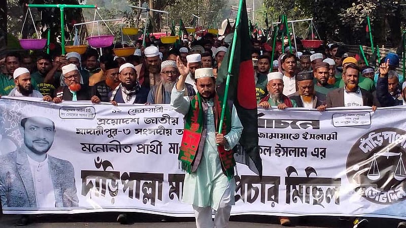 মাদারীপুর-৩ আসনের নির্বাচনে প্রচার চালাচ্ছেন জামায়াতে ইসলামীর প্রার্থী রফিকুল ইসলাম। 