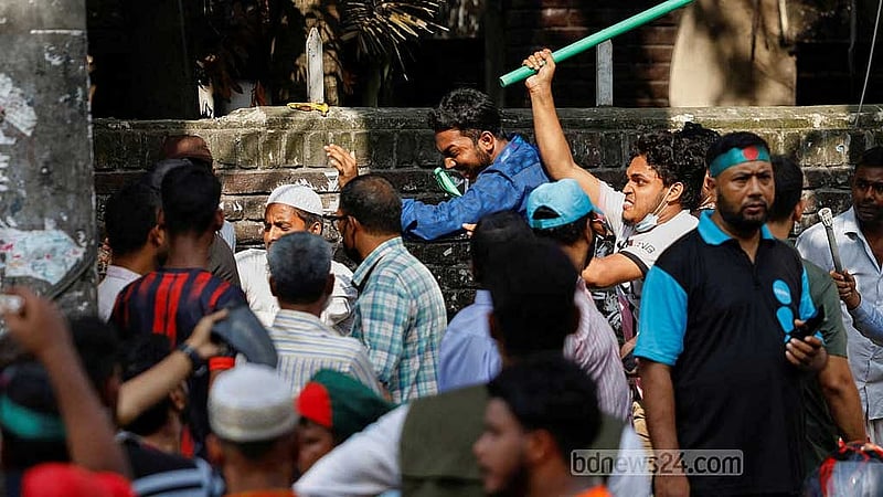 বঙ্গবন্ধুর প্রতি শ্রদ্ধা জানাতে যাওয়া মানুষদের পিটুনির ছবি ও ভিডিও ধারণেও বাধা দেওয়া হয়েছে। মাইকিং করে ছবি না তুলতে হুঁশিয়ারি দেওয়া হয়েছে।